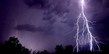 “Град, аномальний холод і пориви вітру 15 – 20 м/с”: синоптики попередили про новий циклон над Україною, дощ та грозу