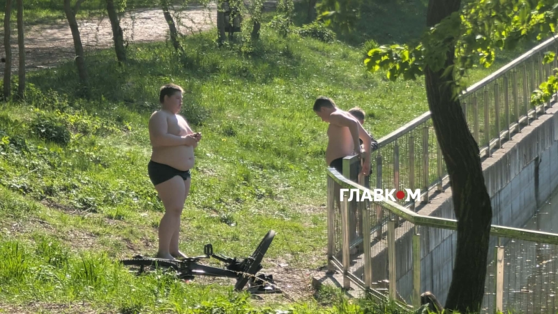 У Києві відкрито пляжний сезон, люди масово ринулись до водойм (фоторепортаж)