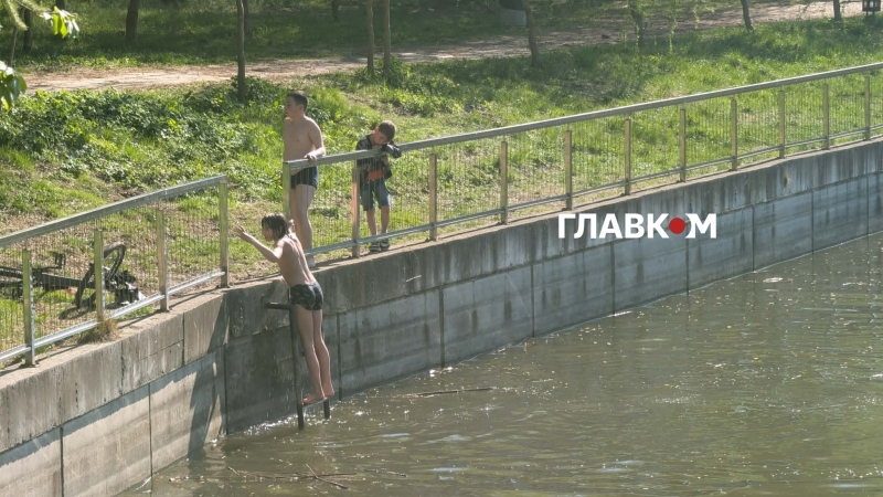 У Києві відкрито пляжний сезон, люди масово ринулись до водойм (фоторепортаж)