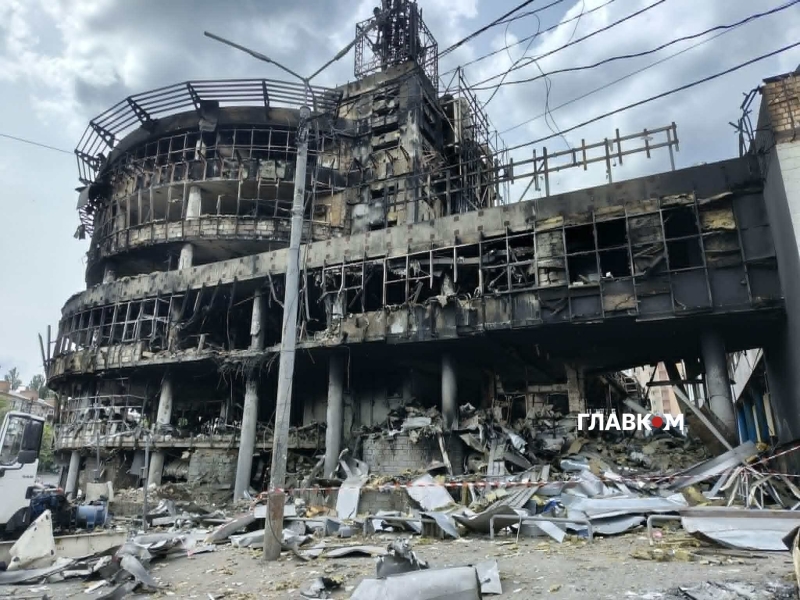 Знищені ринок та ТРЦ: як Лук'янівка оговтується після жахливого удару РФ. Фоторепортаж