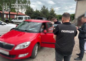 На Прикарпатті затримали держвиконавицю, яка за 3 тисяч доларів хабаря “списала” півмільйонний борг по аліментах