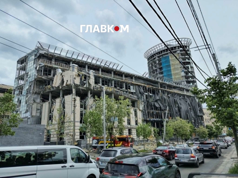 Знищені ринок та ТРЦ: як Лук'янівка оговтується після жахливого удару РФ. Фоторепортаж