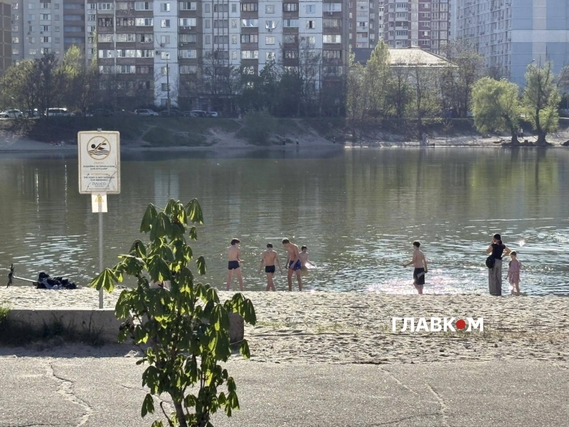 У Києві відкрито пляжний сезон, люди масово ринулись до водойм (фоторепортаж)
