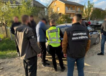 Обіцяв “імунітет” від перевірок податкової та штрафів: на Прикарпатті на хабарі викрили посадовця ЦНАПу (ФОТО)