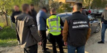 Обіцяв “імунітет” від перевірок податкової та штрафів: на Прикарпатті на хабарі викрили посадовця ЦНАПу (ФОТО)