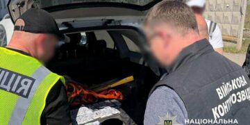 Служба в тилу за валюту: на Хмельниччині Нацполіція затримала двох зловмисників, які торгували військовими посадами