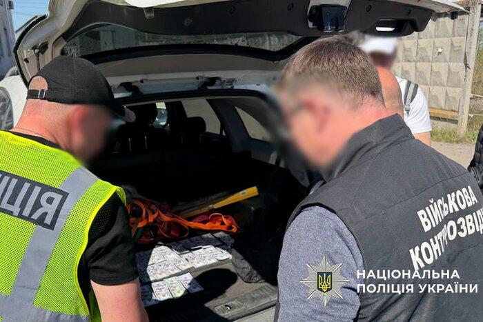 Служба в тилу за валюту: на Хмельниччині Нацполіція затримала двох зловмисників, які торгували військовими посадами