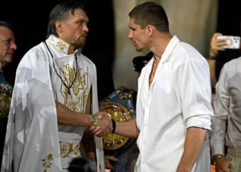 Усик різко відповів критикам перед боєм