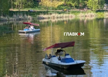 У Києві відкрито пляжний сезон, люди масово ринулись до водойм (фоторепортаж)