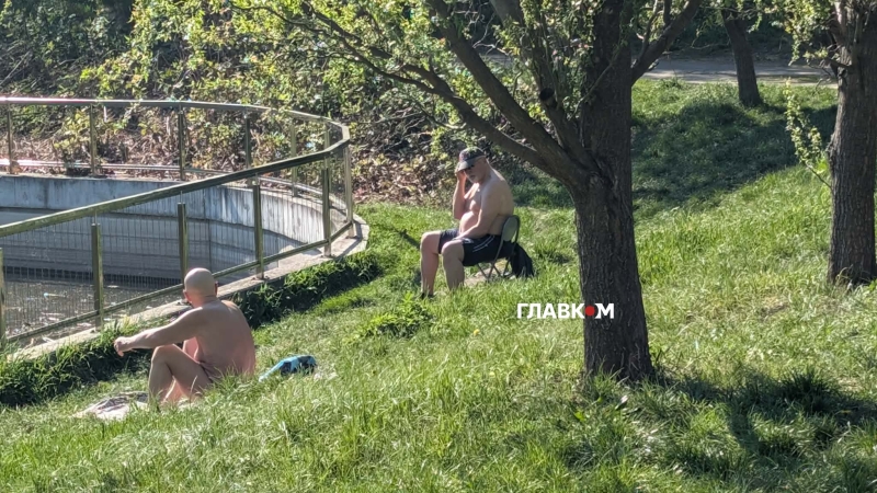 У Києві відкрито пляжний сезон, люди масово ринулись до водойм (фоторепортаж)