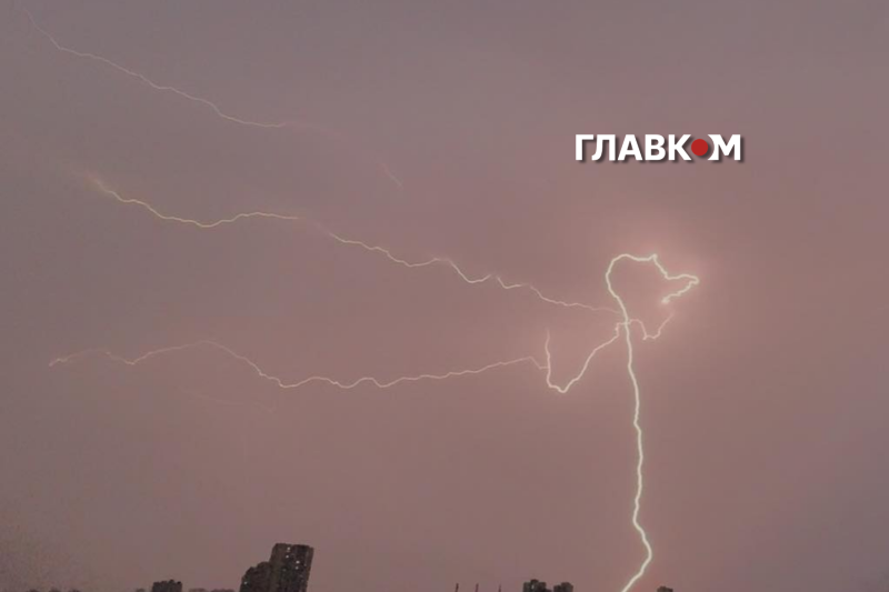 Київ накрила негода (фото, відео)