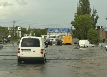 Півмісячна норма опадів за годину: Миколаїв накрила потужна злива, – ФОТО