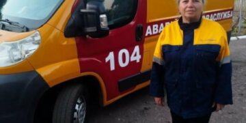 Працює під обстрілами, поки сини захищають Україну: історія диспетчерки з Очакова, – ФОТО