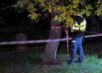 У Кривому Розі двоє чоловіків підірвали вибухівку на подвір’ї багатоповерхівки
