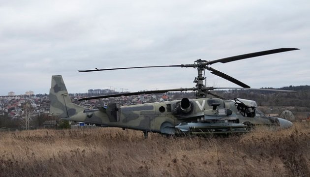 В окупантів мінус гелікоптер: українські захисники ліквідували ще майже 300 одиниць техніки