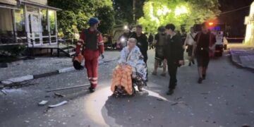 Поранені люди, понівечені авто та пошкоджені магазини: наслідки удару по Шевченківському району Запоріжжя, – ФОТО