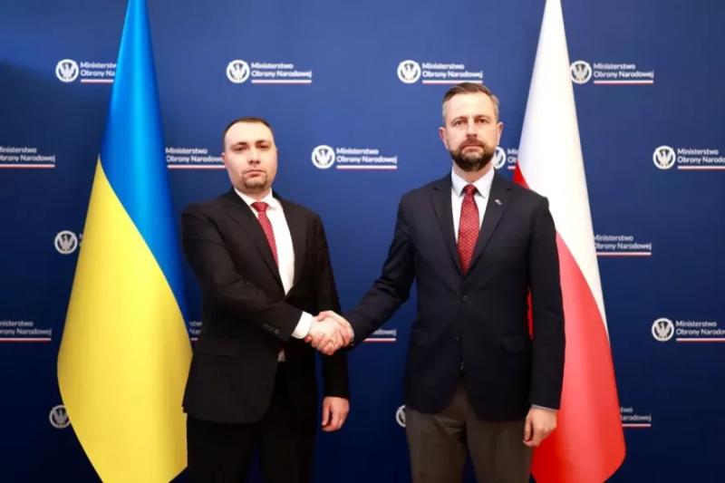 &laquo;Пам'ять про жертв Волині не підлягає переговорам&raquo;: міністр оборони Польщі після зустрічі з Будановим у Варшаві