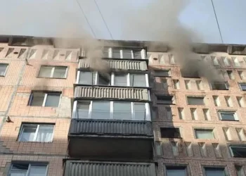 “В квартирі була 10-річна дитина”: через пожежу у Тернополі з будинку евакуювали 20 людей (ФОТО)