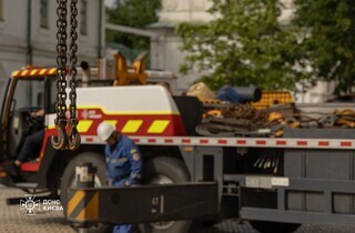 Удар по Лаврі: рятувальники зводять тимчасовий дах над пошкодженою частиною Успенського собору