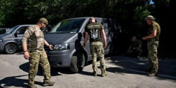 “Боротьба з дронами – це дуже важка робота”: підрозділи, які захищають запорізький напрямок та знищують російські БпЛА, отримали авто для виконання завдань