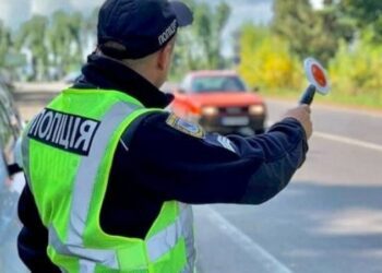 Юристи попередили водіїв про небезпечну звичку під час спілкування з патрульними