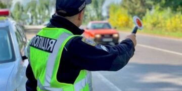 Юристи попередили водіїв про небезпечну звичку під час спілкування з патрульними