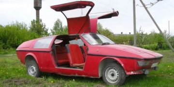 Із дверима “крило чайки”: в інтернеті показали український саморобний спорткар 80-х (ФОТО)