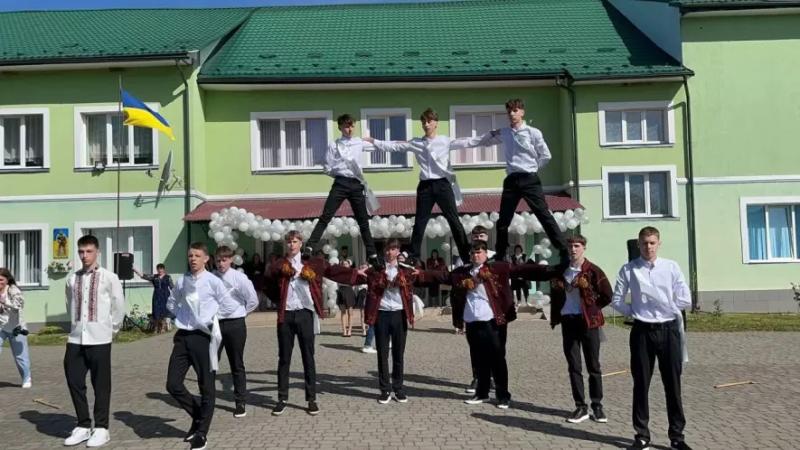 Замість вальсу - гуцульський аркан: випускники з Прикарпаття підкорили Мережу (ВІДЕО)