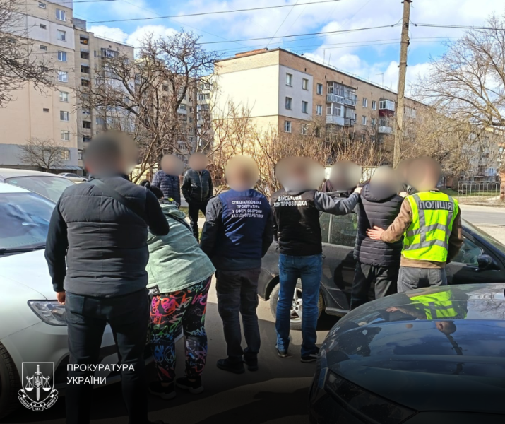На Хмельниччині двох людей підозрюють у торгівлі впливом на посадовців ТЦК