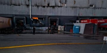 Окупанти обстріляли депо Нової пошти у Харкові, у якому зберігалось посилок на мільйон
