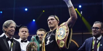 Усик відмовився від усіх чемпіонських поясів