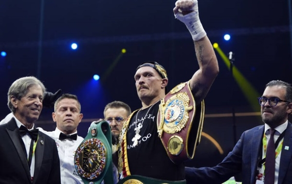 Усик відмовився від усіх чемпіонських поясів