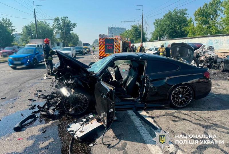 П'ять розтрощених авто та загибла жінка: поліція Києва оприлюднила деталі ДТП на Виговського
