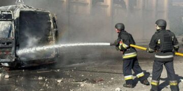 У Запоріжжі внаслідок влучання у приміщення логістичного оператора поранення дістали 10 людей