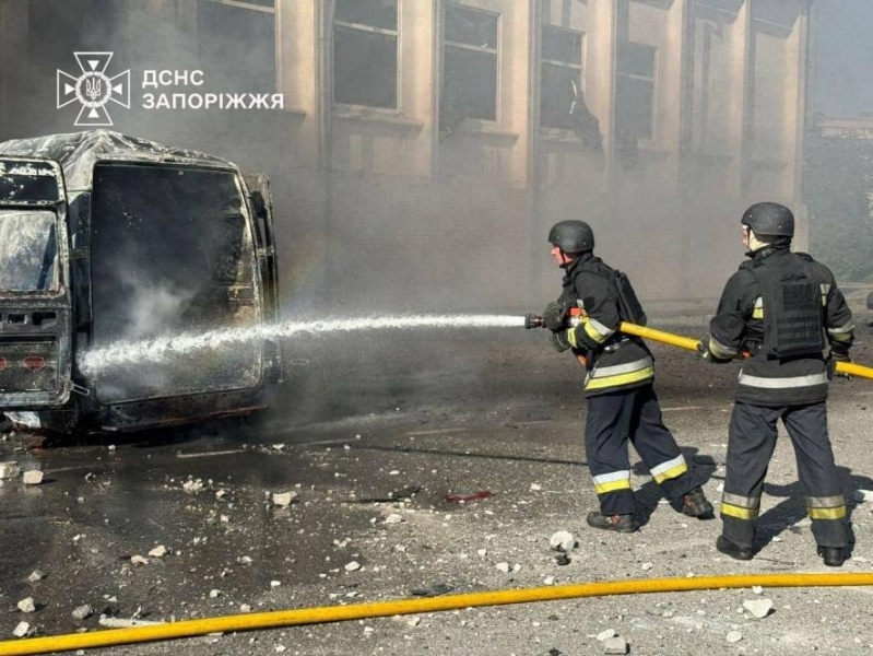 У Запоріжжі внаслідок влучання у приміщення логістичного оператора поранення дістали 10 людей