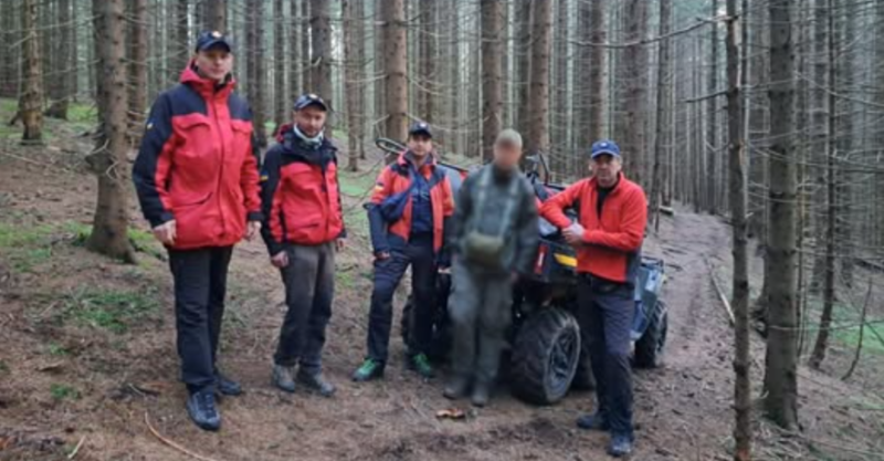 Нічна рятувальна операція в Карпатах: туристу з Києва стало зле під час сходження на Чорногору (ФОТО)
