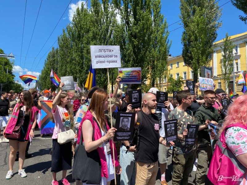 На Майдані люди протестують проти маршу на підтримку ЛГБТ-спільноти