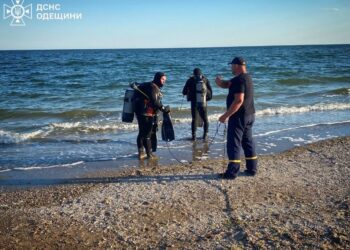 Трагедія на Одещині: рятувальники шукають дівчинку, яку віднесло у відкрите море