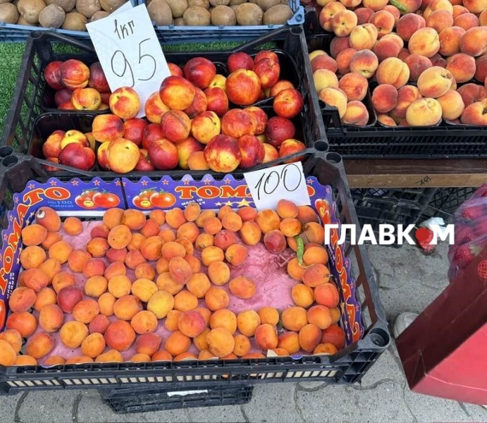 Дешевше за полуницю: огляд цін на ранні персики та абрикоси в Києві