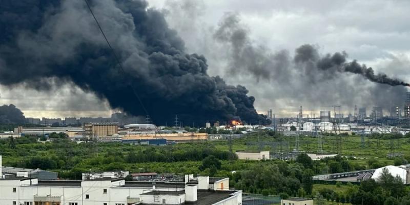 Після масштабної атаки десятків дронів горить Москва: уражено НПЗ та торговельний центр, - ФОТО, ВІДЕО