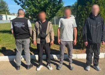 Кусачки, жилети та спорядження: прикордонники викрили схему втечі до Румунії