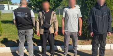 Кусачки, жилети та спорядження: прикордонники викрили схему втечі до Румунії