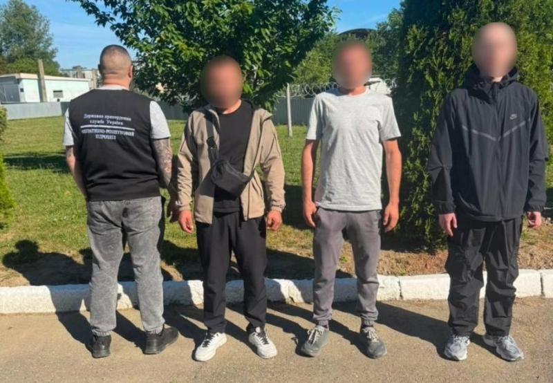Кусачки, жилети та спорядження: прикордонники викрили схему втечі до Румунії