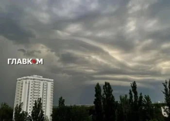 Гроза, град і шквали: на Київ та область насувається негода
