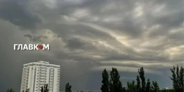 Гроза, град і шквали: на Київ та область насувається негода