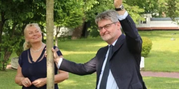 Посол Франції висадив дуб на честь Анни Ярославни у Софії Київській