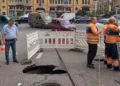 У центрі Києва вдруге за день утворилося провалля на дорозі (фото)