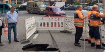 У центрі Києва вдруге за день утворилося провалля на дорозі (фото)