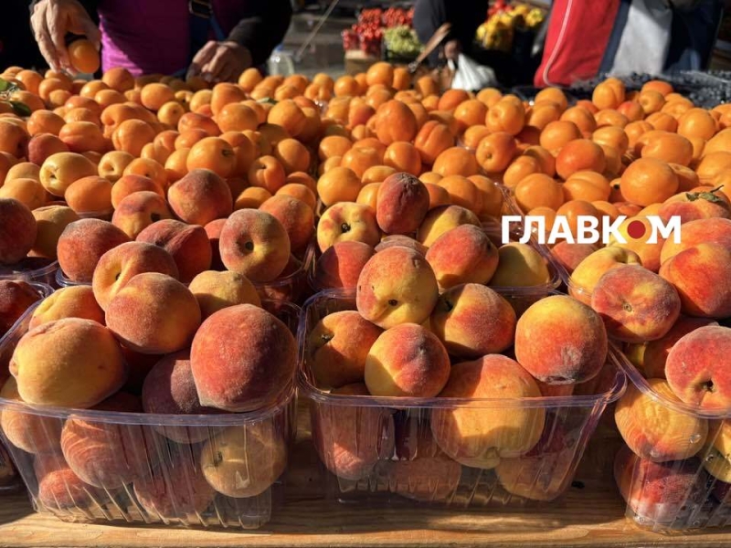Дешевше за полуницю: огляд цін на ранні персики та абрикоси в Києві