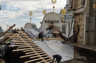 Удар по Лаврі: рятувальники зводять тимчасовий дах над пошкодженою частиною Успенського собору